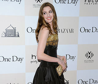 Beauty Breakdown: Anne Hathaway’s Hairstyle & Makeup At The One Day Premiere