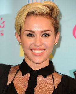 Makeup: Miley Cyrus 2013 Teen Choice Awards