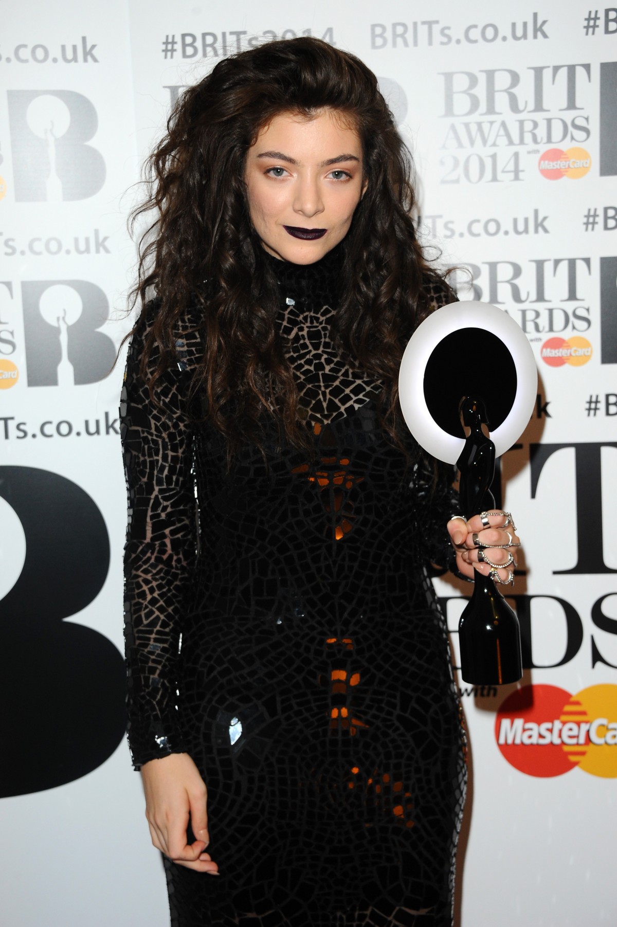 Get The Look: Lorde's Makeup At The BRIT Awards 2014