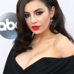 The Secret To Charli XCX’s Anjelica Huston-esque AMAs 2014 Makeup Look