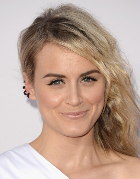 Makeup: Taylor Schilling At The AMAs