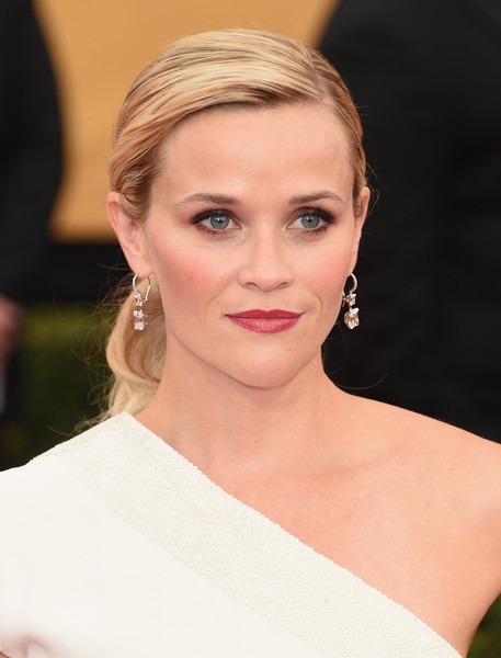 Reese Witherspoon’s Earthy Eyes and Bordeaux Lips At The SAGs