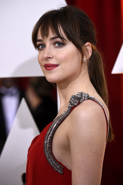 The Trick To Dakota Johnson’s Bangin’ Ponytail