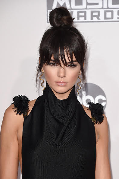 The Scoop On Kendall Jenner’s AMAs Top Knot