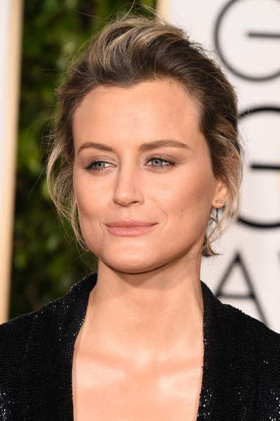 The Trick To Taylor Schilling’s Golden Globes ‘Do