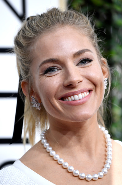 sienna-miller-golden-globes-2017-photo