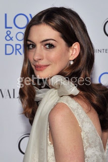 Get The Look: Anne Hathaway At The Premiere of ‘Love And Other Drugs’