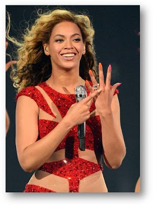 Beyonce’s Pink & Orange Concert Manicure