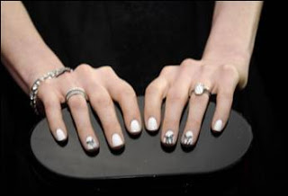 SAG Awards Nails: Anne Hathaway