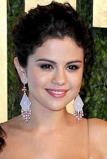 Selena Gomez’ Makeup At The Vanity Fair Oscars Party
