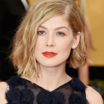 The Trick To Rosamund Pike’s Effortlessly Wavy Lob