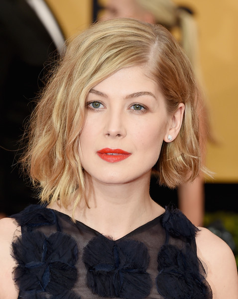 The Trick To Rosamund Pike’s Effortlessly Wavy Lob