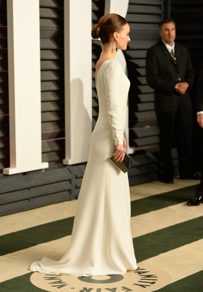 The Secret To Natalie Portman’s Chic & Shiny Oscars Updo
