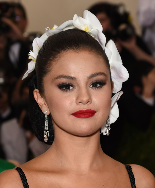 The Secret To Selena Gomez’ Met Ball Brows