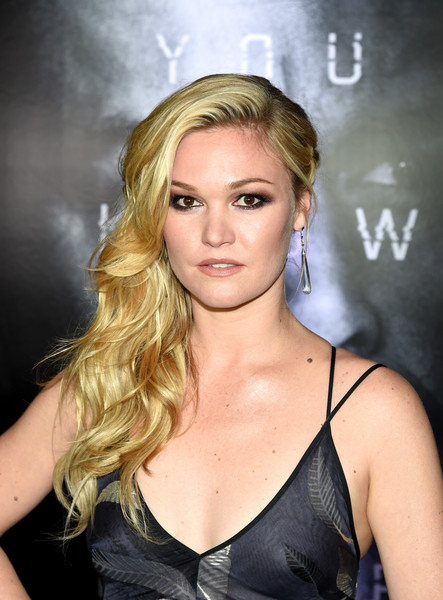 The Trick To Julia Stiles’ Textured Blowout & Braid