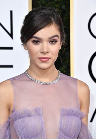 The Trick To Hailee Steinfeld’s Ethereal Makeup Look