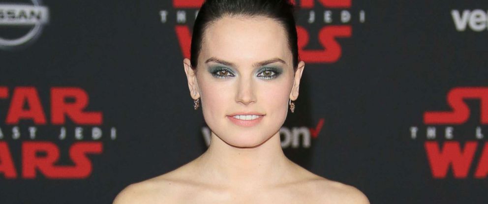 The No-Heat Trick To Daisy Ridley’s Red Carpet Updo