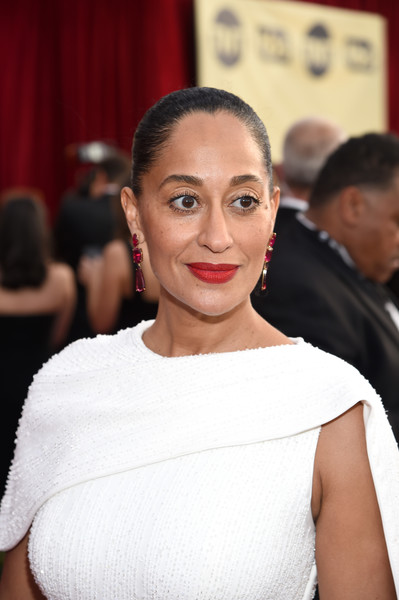 The Secret To Tracee Ellis Ross’ Minimalistic, Red Lip-Focused SAGs Look